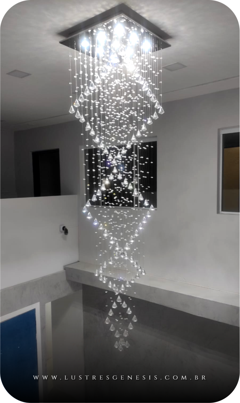 Lustre de Cristal Zafira Quadrado instalado em ambiente com pé direito duplo. Lustres Gênesis loja online de Lustres e Iluminação Decorativa